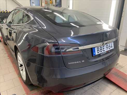 Grå metallic Tesla Model S 75D stulen i Sollentuna